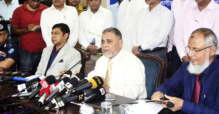 চট্টগ্রাম সার্কিট হাউজে সাংবাদিকদের সঙ্গে কথা বলছেন সিইসি